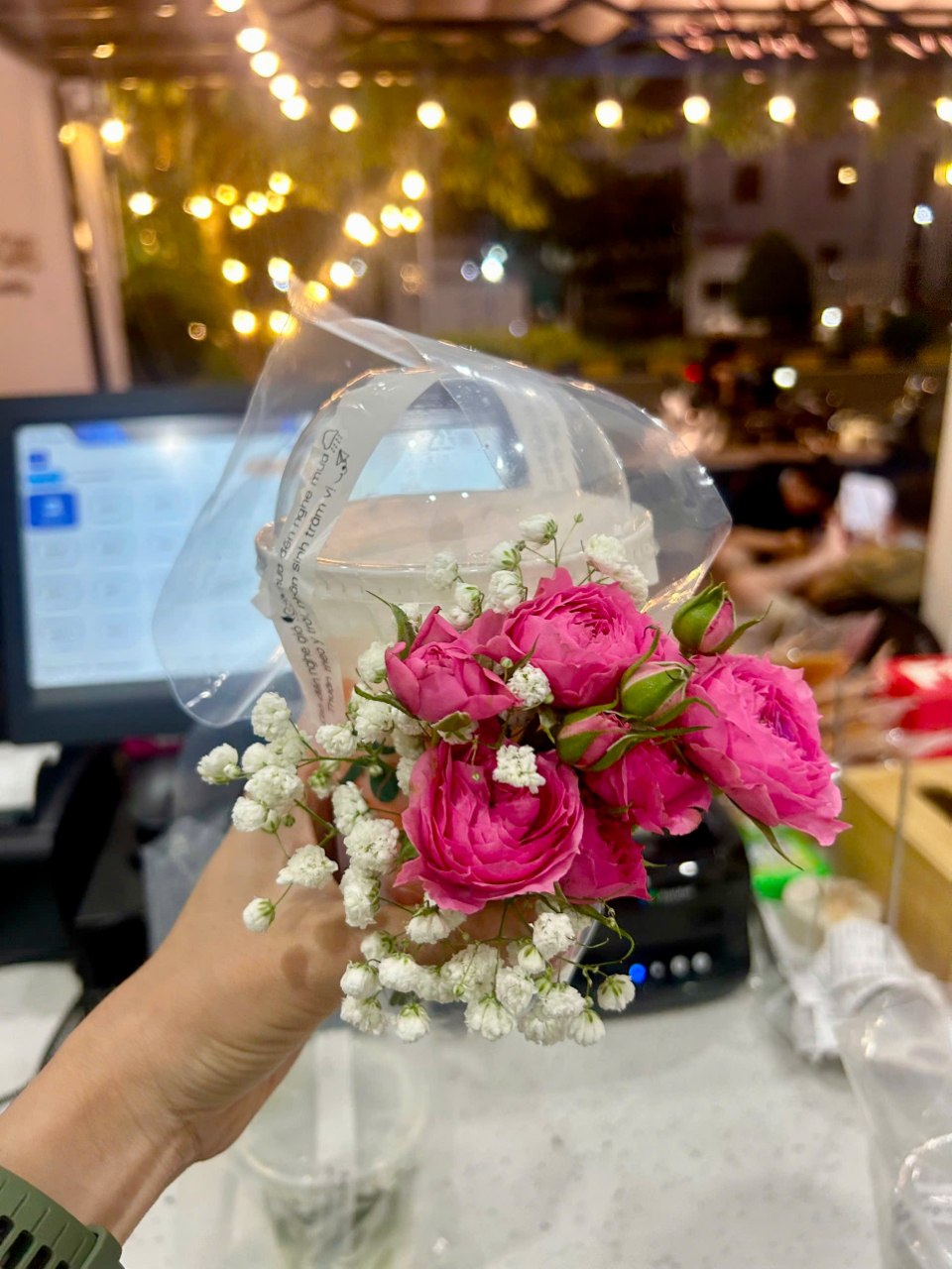 Hoa dành tặng khách hàng nhân ngày 20 tháng 10