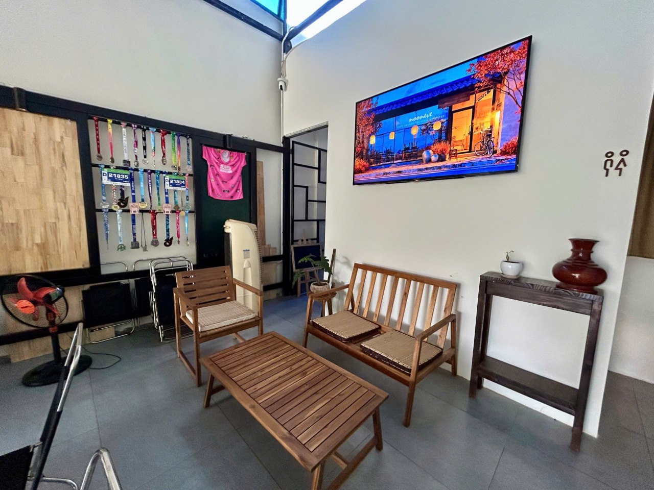 Góc thư giãn và bộ sưu tập huy chương tại RUN Cafe