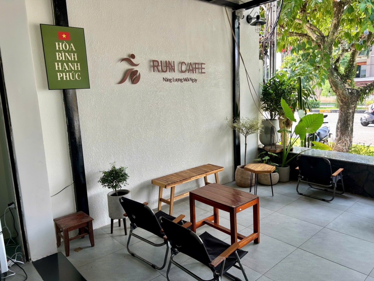 Không gian trước quán RUN Cafe