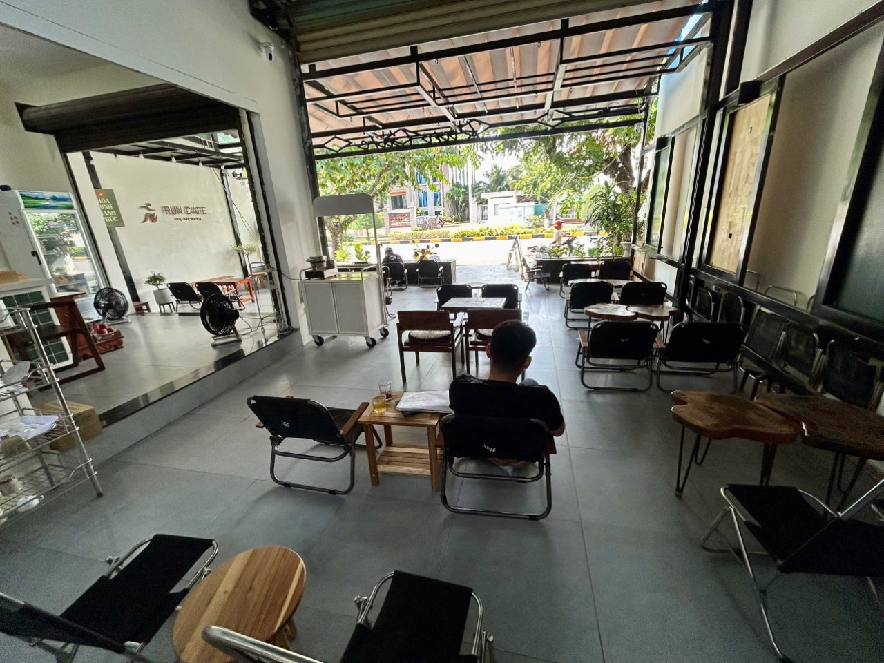 Toàn cảnh không gian ngồi tại RUN Cafe